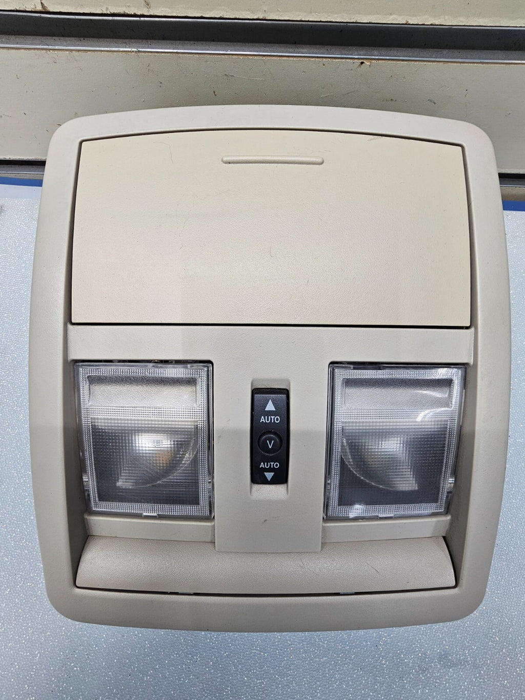05-10 Jeep Grand Cherokee Overhead Console Dome Map Light Compartment Light Tan