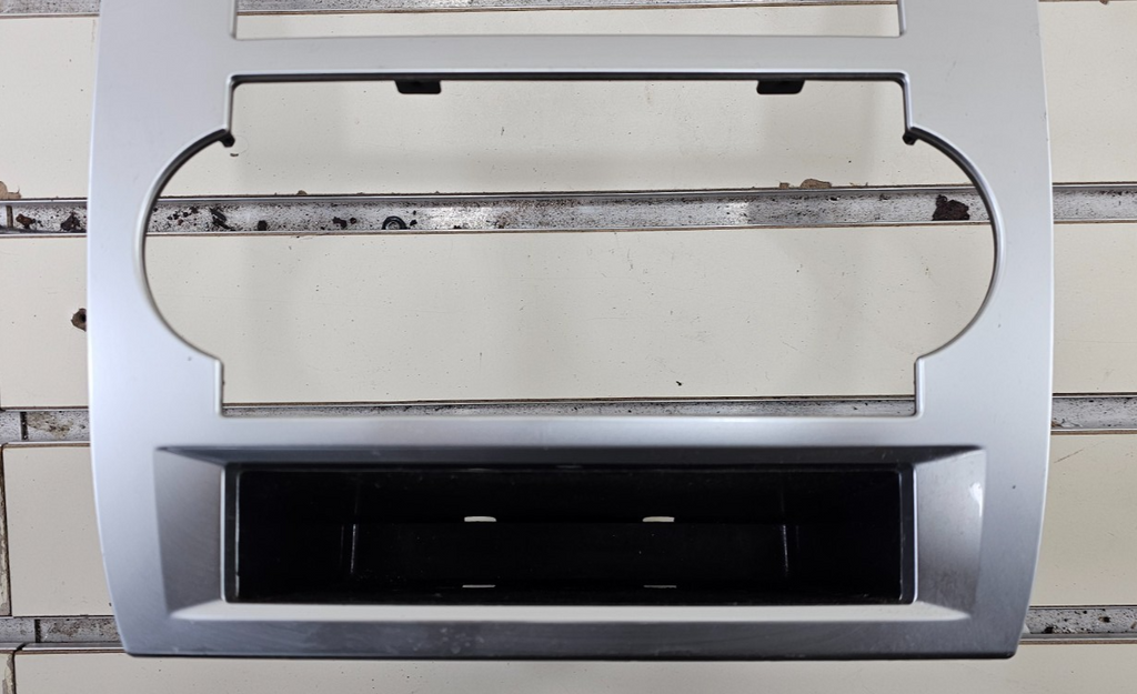 05-07 CHRYSLER 300 RADIO BEZEL CENTER AIR VENTS Storage CARBON SILVER B16