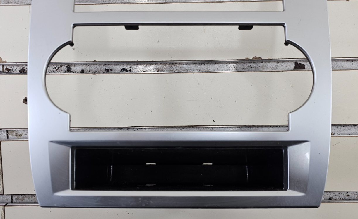 05-07 CHRYSLER 300 RADIO BEZEL CENTER AIR VENTS Storage CARBON SILVER B16