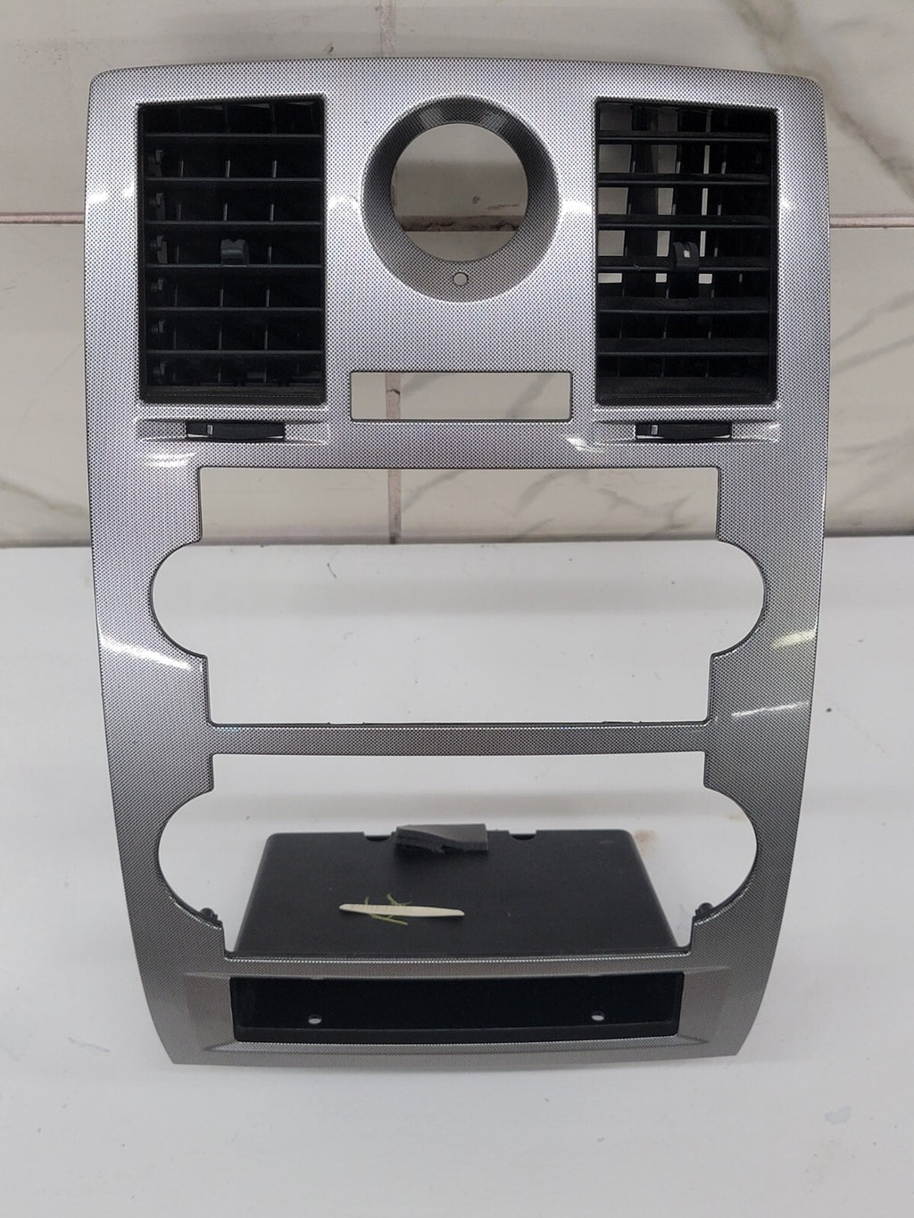 05-07 CHRYSLER 300 RADIO BEZEL CENTER AIR VENTS Storage CARBON SILVER B16