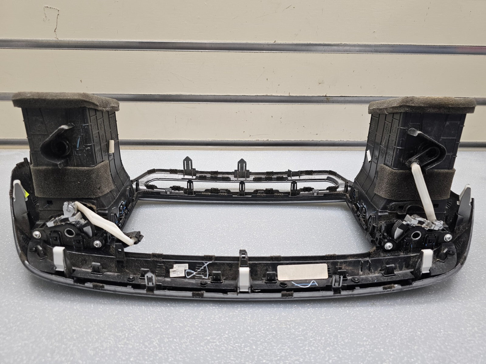 🔥16-18 KIA SORENTO CENTER DASH RADIO SURROUND BEZEL TRIM PANEL Assembly Silver