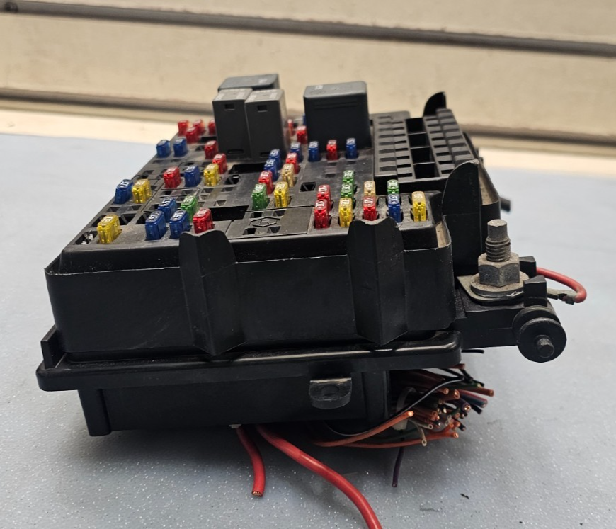 🔥99-02 Sierra Silverado Fuse Box Relay Unit Integrated Power Module Block
