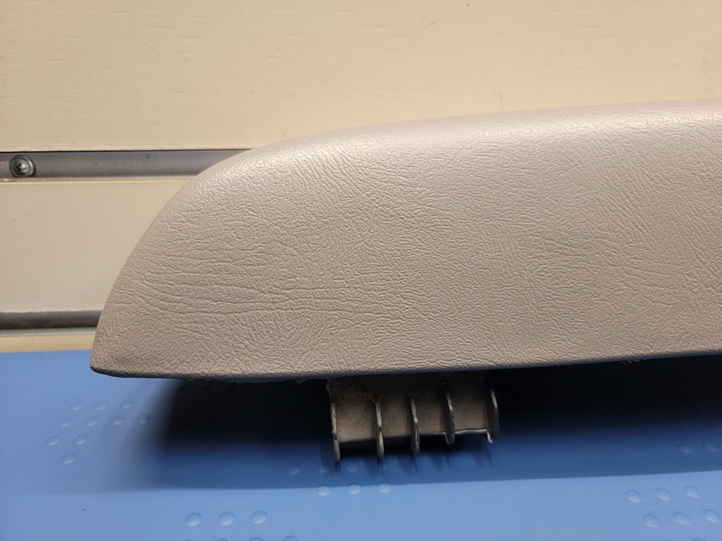 03-06 Silverado SIERRA TAHOE Door Panel ARMREST Front right Handle light gray H2