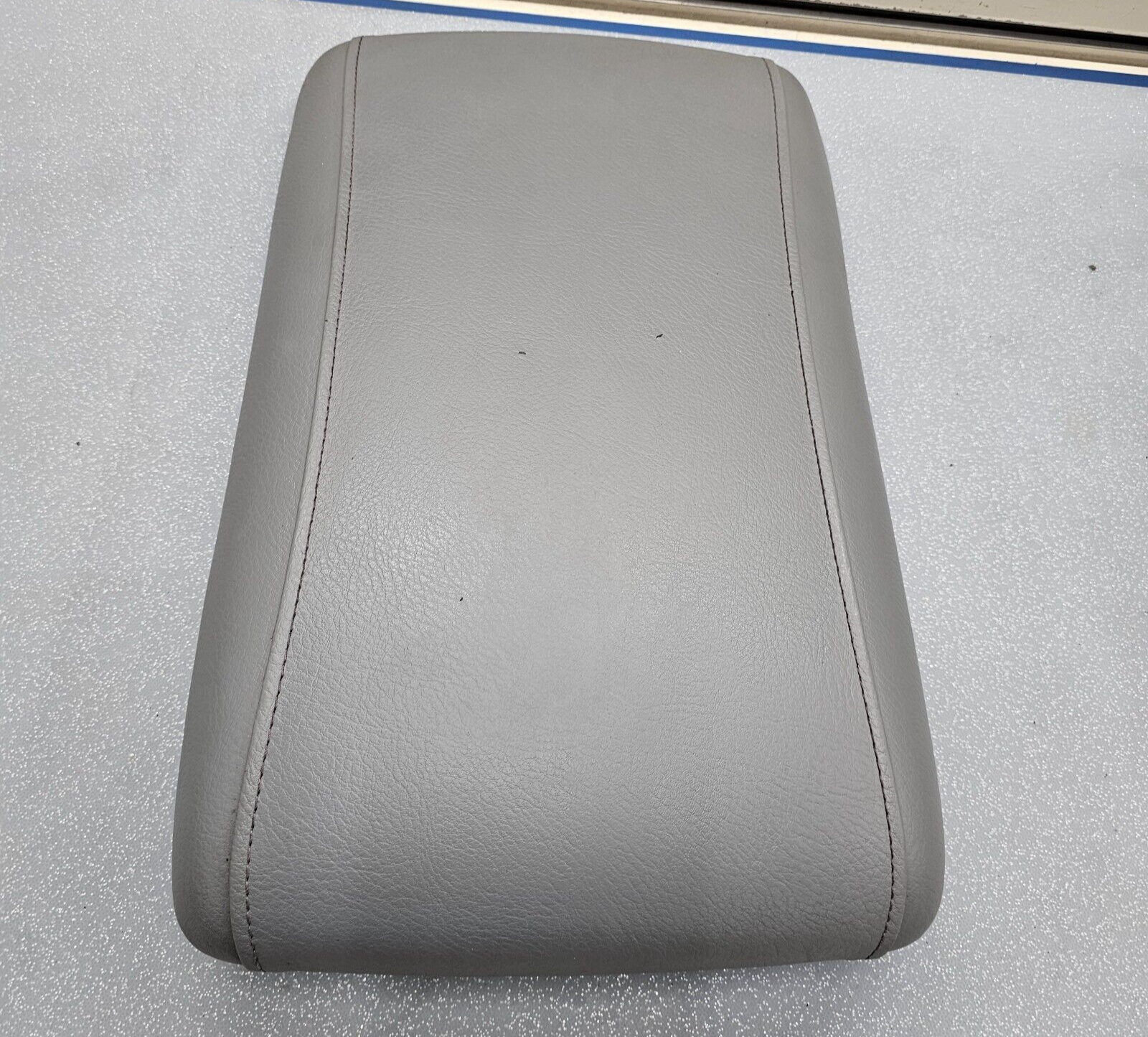 03-06 EXPEDITION Center Console Arm Rest Storage Cover Top Pad Lid Assembly Gray