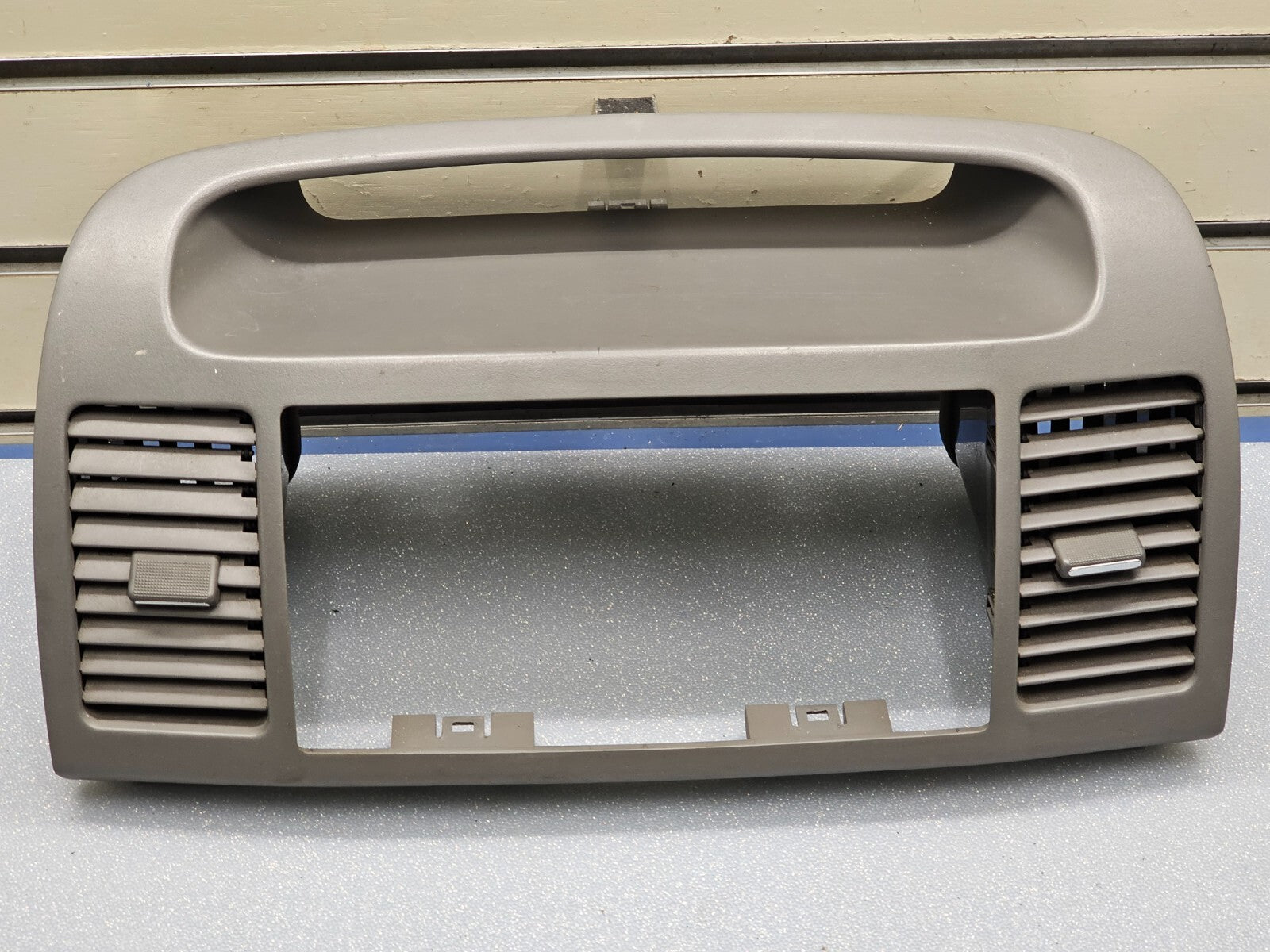 02-06 Toyota CAMRY Center Dash AM FM RADIO STEREO BEZEL Trim Panel Assembly Tan