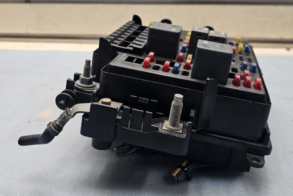 🔥99-02 Sierra Silverado Fuse Box Relay Unit Integrated Power Module Block