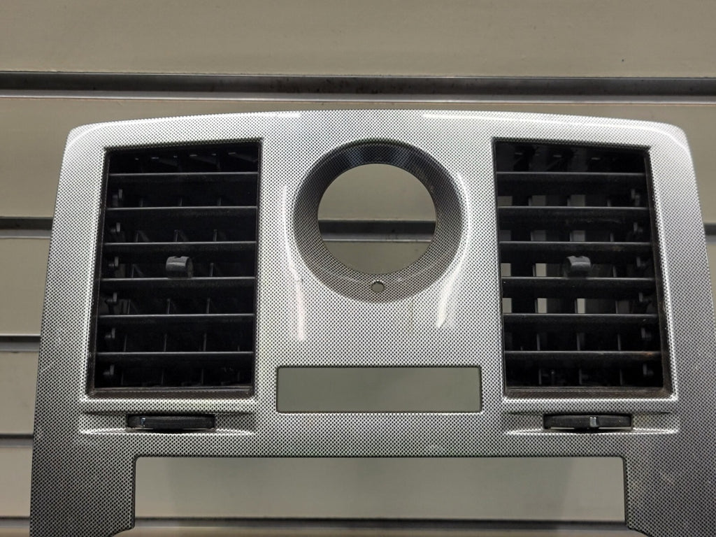 05-07 CHRYSLER 300 RADIO BEZEL CENTER AIR VENTS Storage CARBON SILVER B16