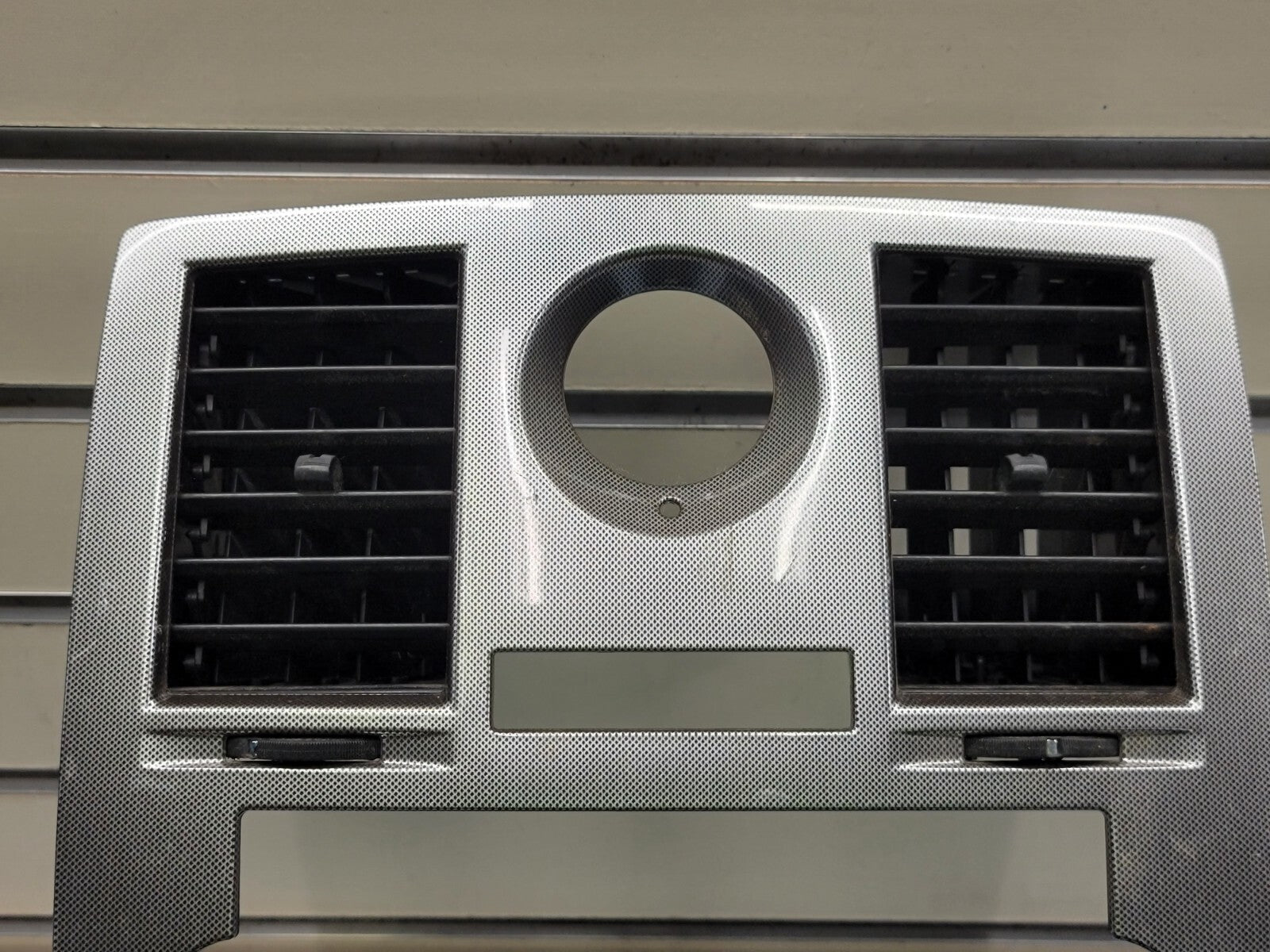 05-07 CHRYSLER 300 RADIO BEZEL CENTER AIR VENTS Storage CARBON SILVER B16