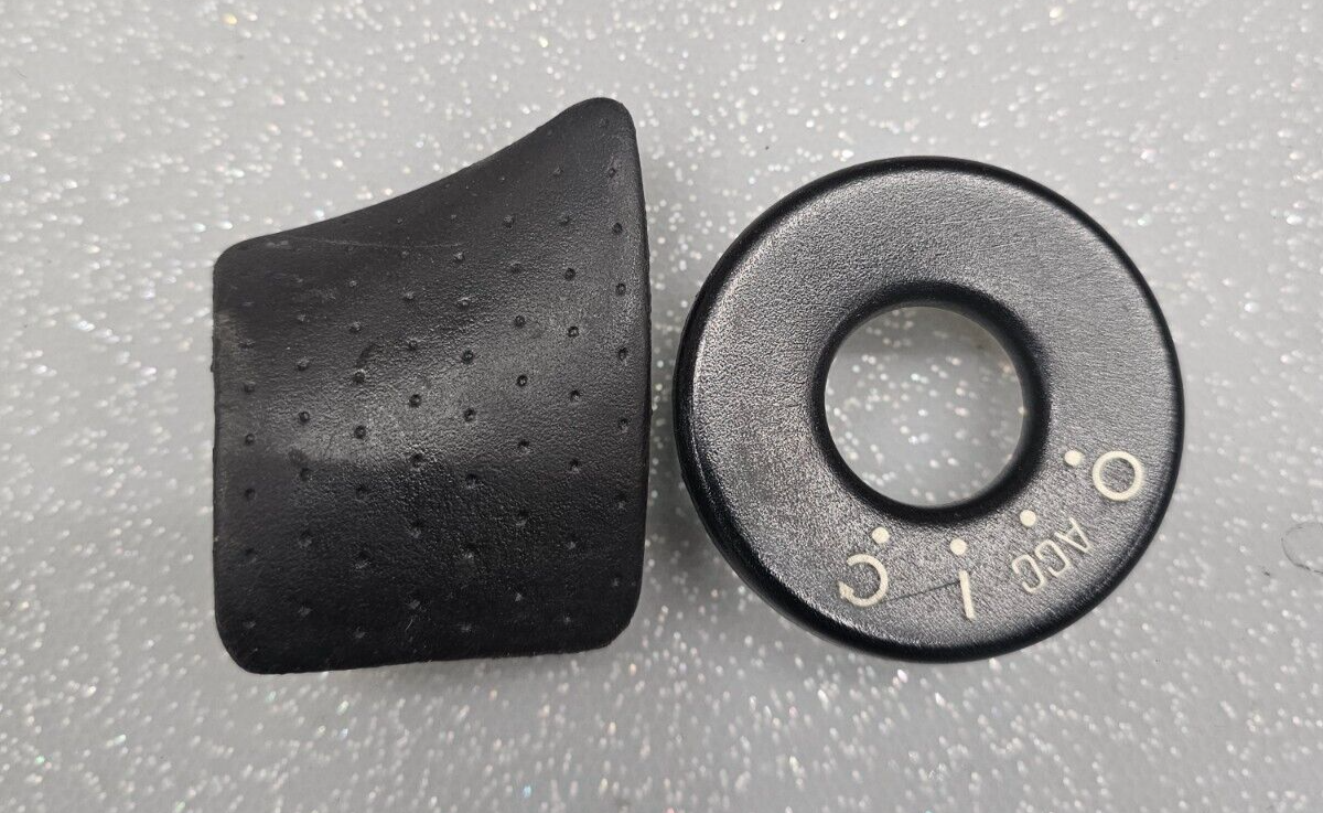 04-08 PONTIAC GRAND PRIX DASH TRIM PANEL BEZEL KEYHOLE SURROUND RUBBER PAD SNAP