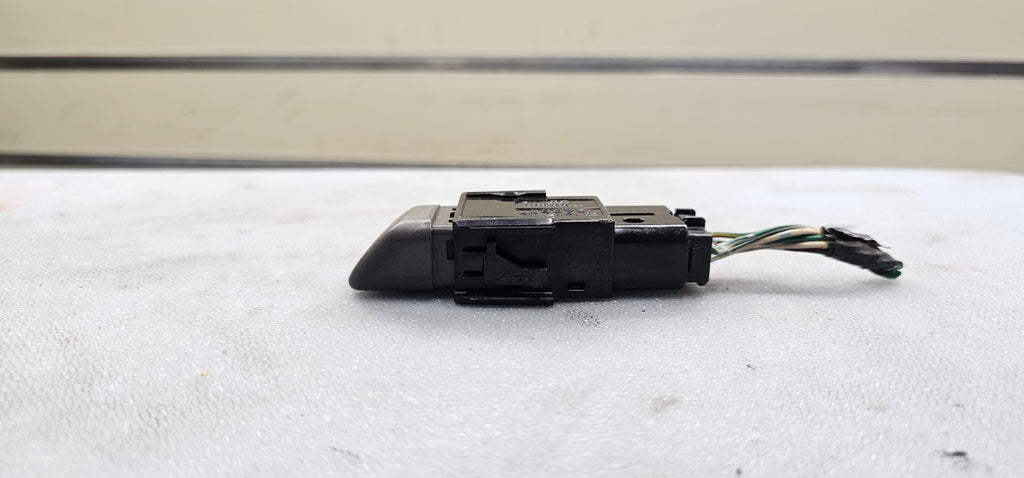 98-02 COROLLA 05-10 AVALON HAZARD EMERGENCY LIGHT SWITCH DRIVER ASSEMBLY BLACK