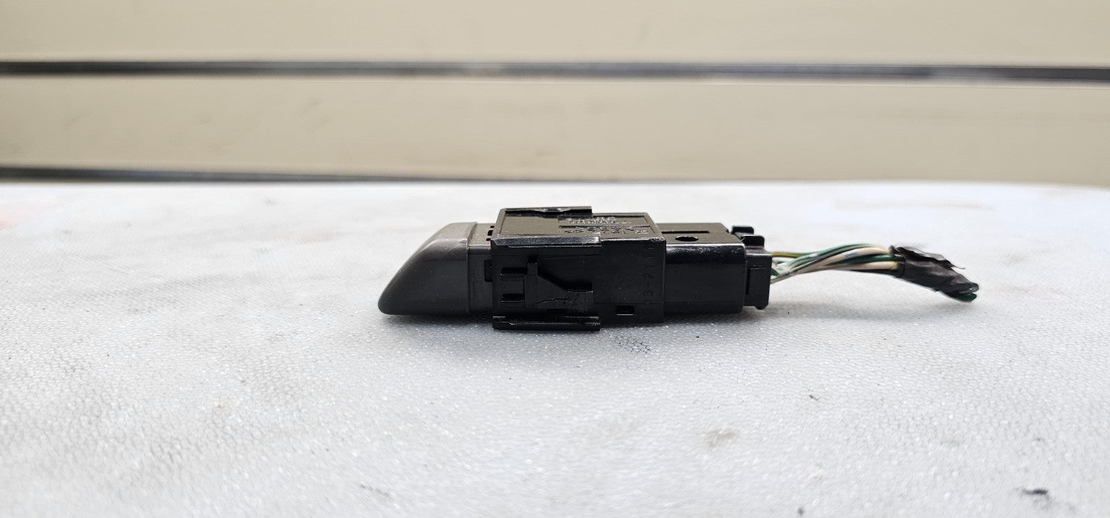 98-02 COROLLA 05-10 AVALON HAZARD EMERGENCY LIGHT SWITCH DRIVER ASSEMBLY BLACK