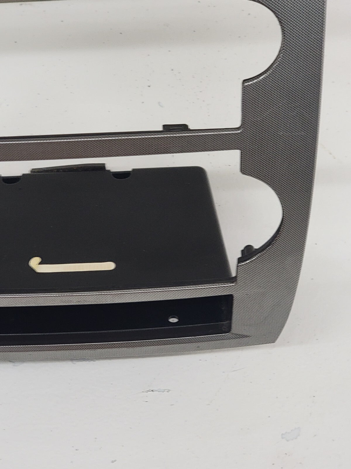 05-07 CHRYSLER 300 RADIO BEZEL CENTER AIR VENTS Storage CARBON SILVER B16