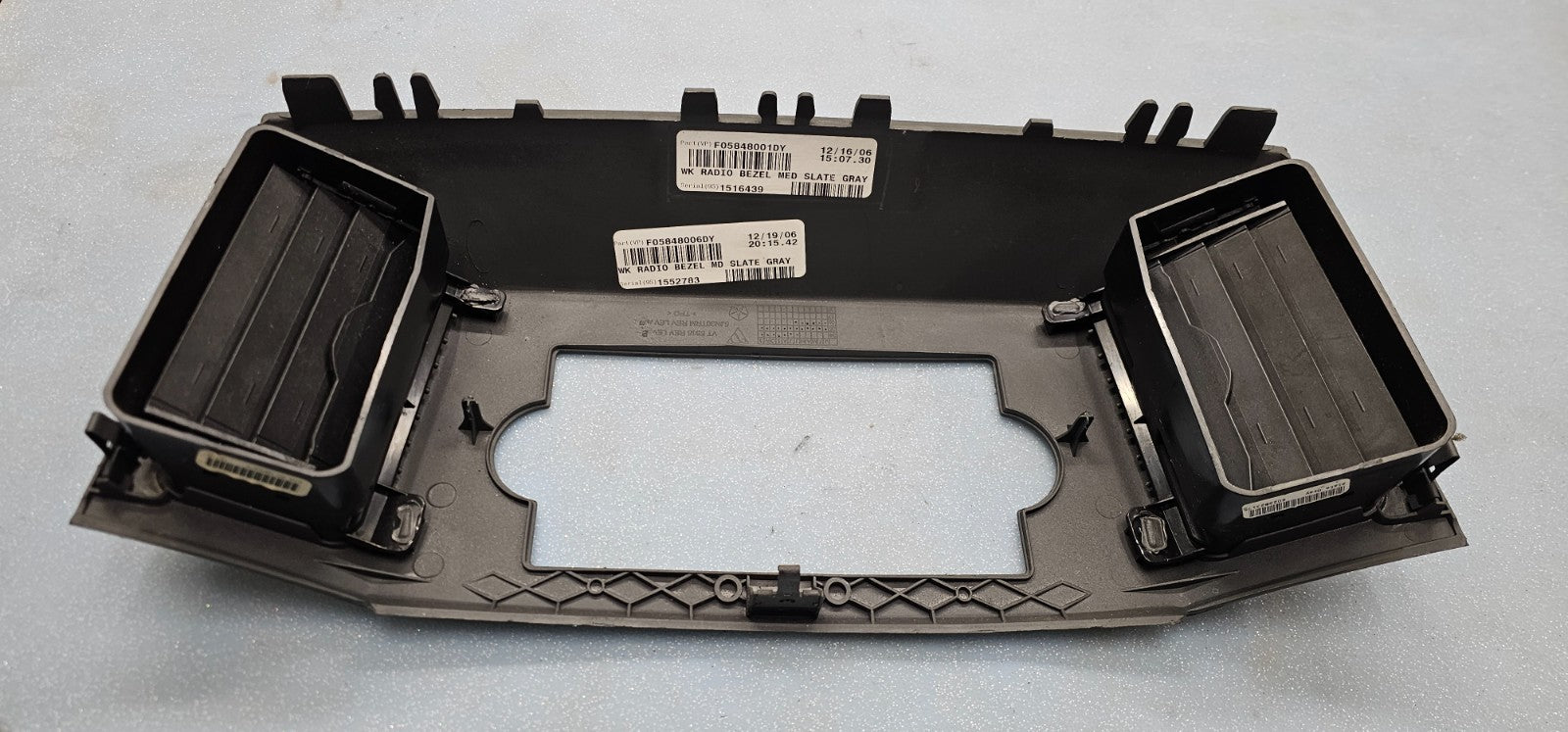 🔥05-07 Grand Cherokee Center Radio Dash Bezel Trim Panel Surround Balck B30