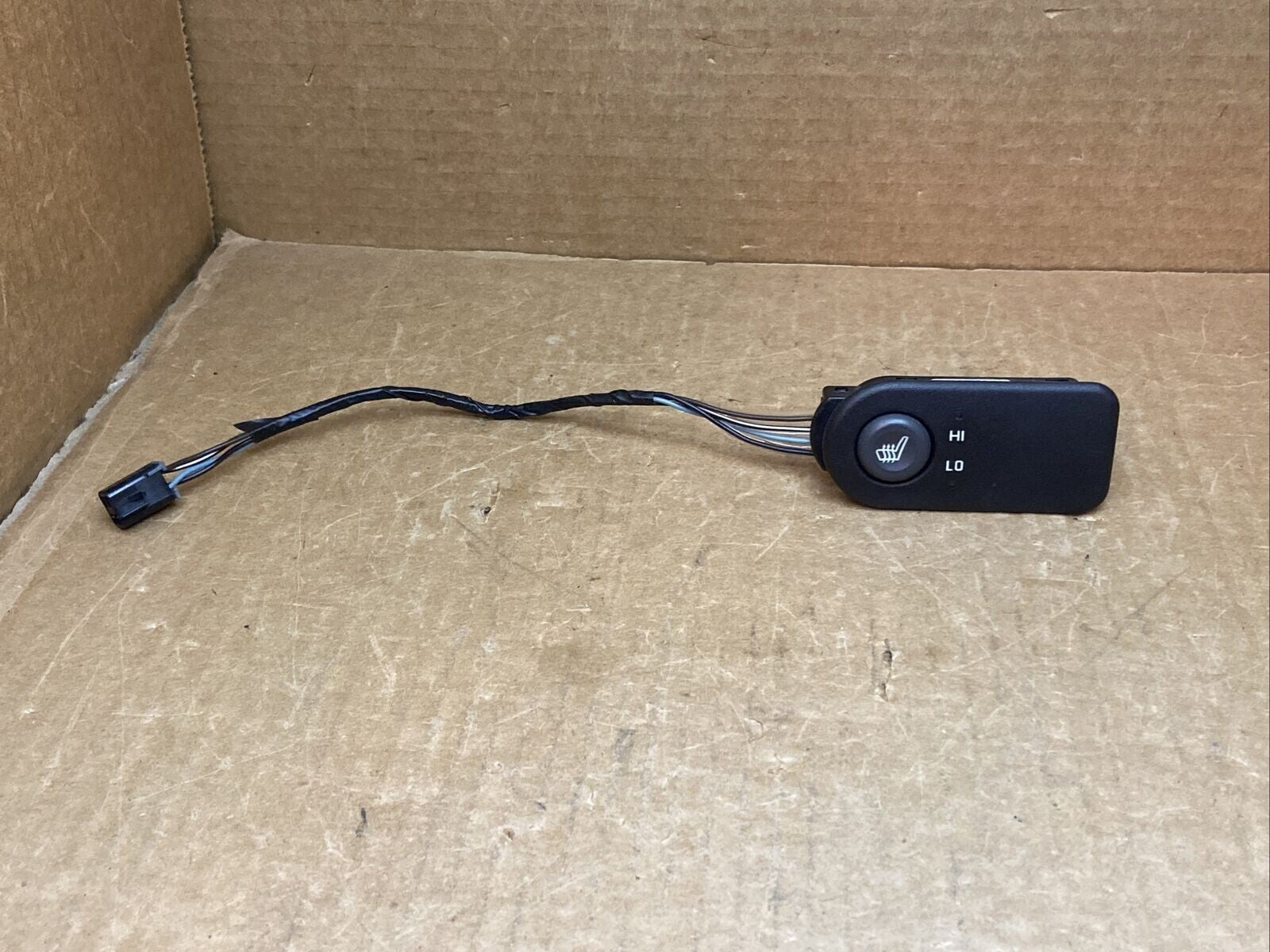 99-02 TAHOE SILVERADO SUBURBAN YUKON RIGHT PASSENGER DOOR HEATED SEAT SWITCH OEM