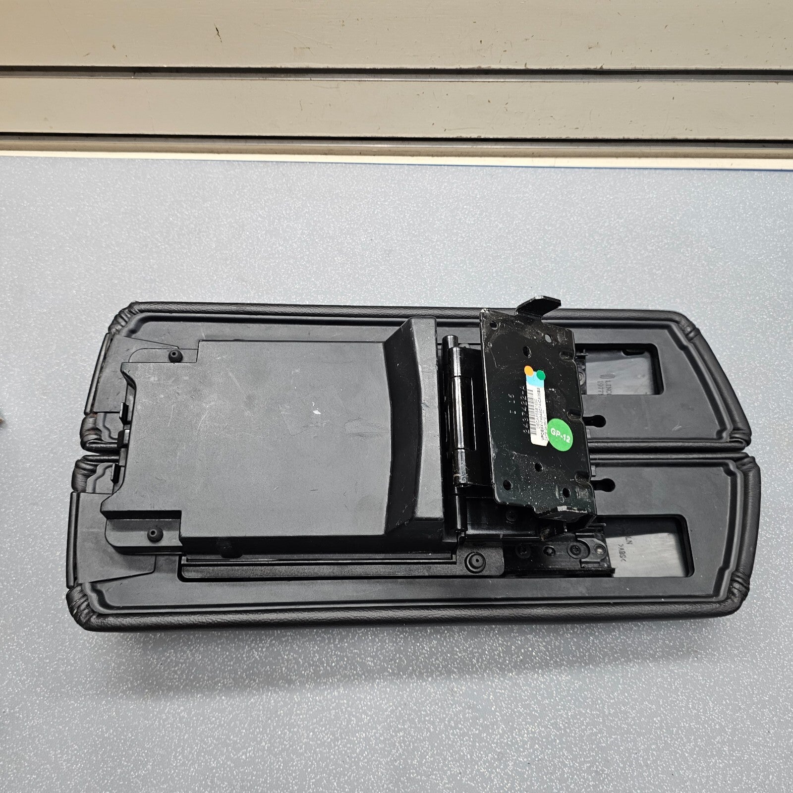 13-19 LINCOLN MKT Front Floor Console Arm Rest Lid Cover Top Pad Assembly Black