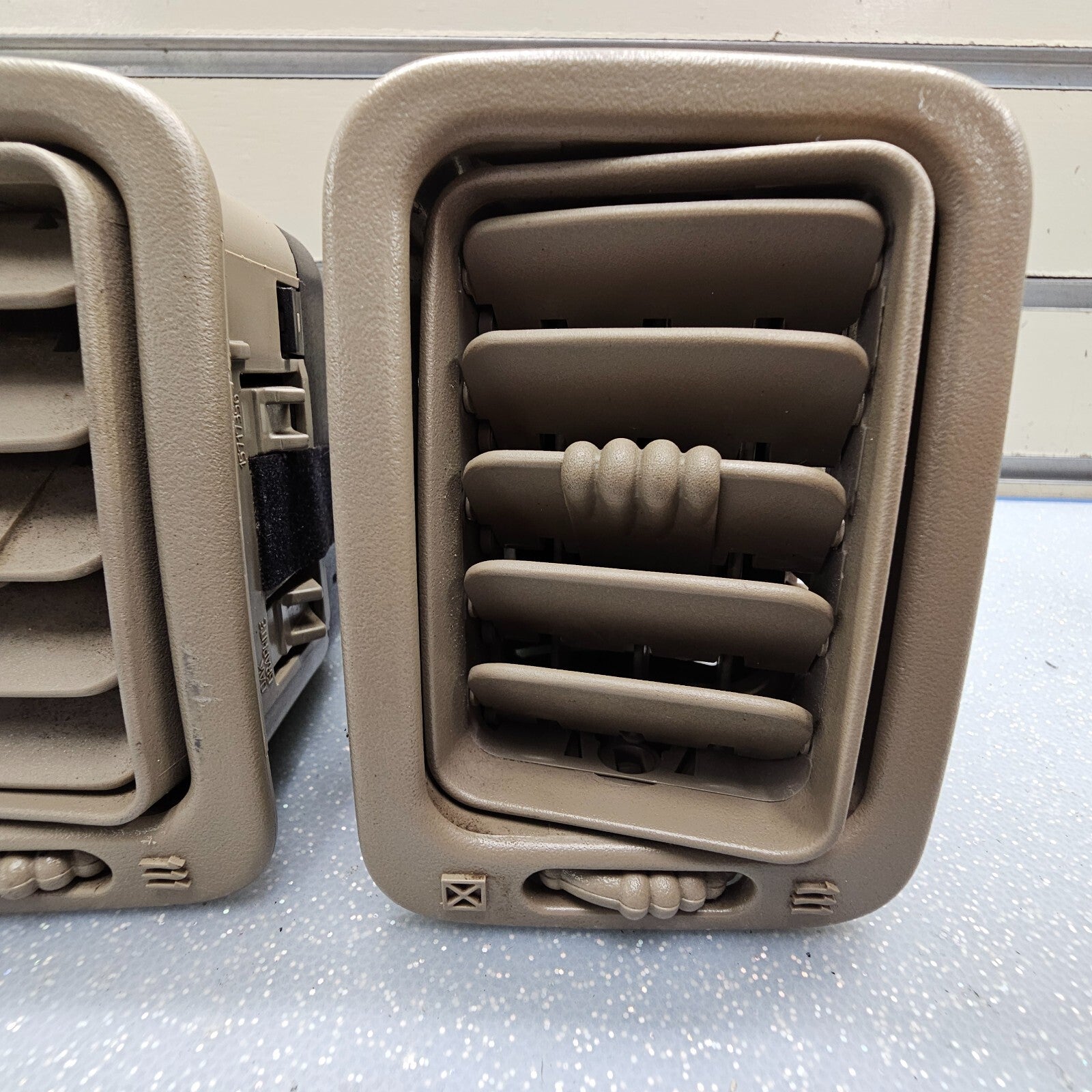 🔥99-06 Silverado SIERRA Dash A/C Heater AIR VENT Passenger Right TAN Q=2 VT11