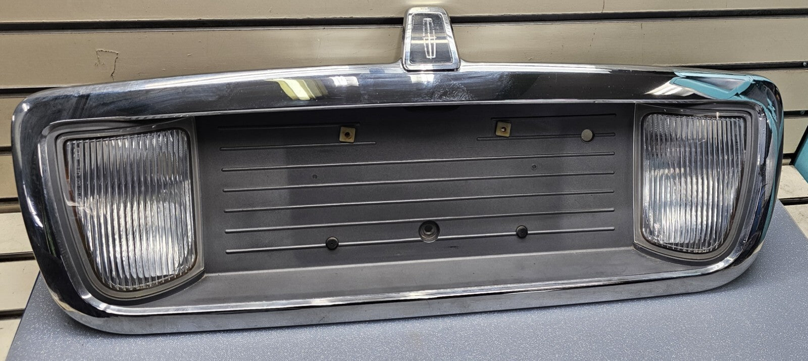 🔥2003-2011 LINCOLN TOWN CAR REAR LICENCE PLATE BRACKET BACK UP LIGHT ASSEMBLY