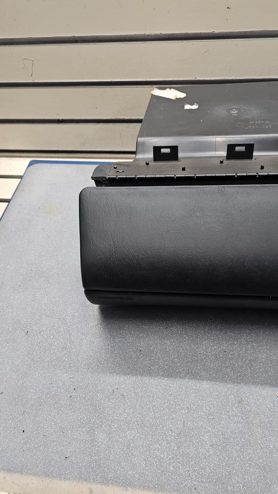 🔥00-05 DEVILLE DASH GLOVE BOX STORAGE COMPARTMENT ASSEMBLY BLACK