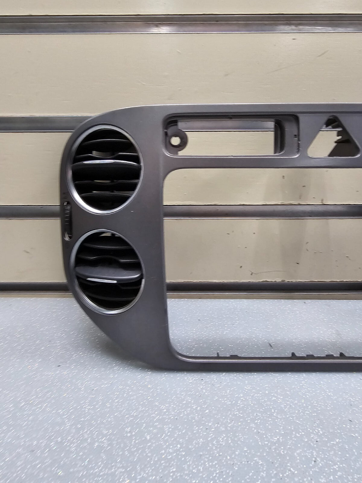 09-11 VW TIGUAN CENTER DASH RADIO SURROUND BEZEL TRIM PANEL CLIMATE CONTROL GRAY