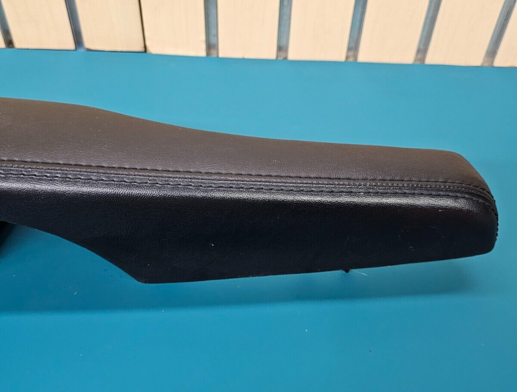 17-20 CHRYSLER PACIFICA FRONT LEFT DRIVER DOOR TRIM PANEL HANDLE ARM REST BLACK