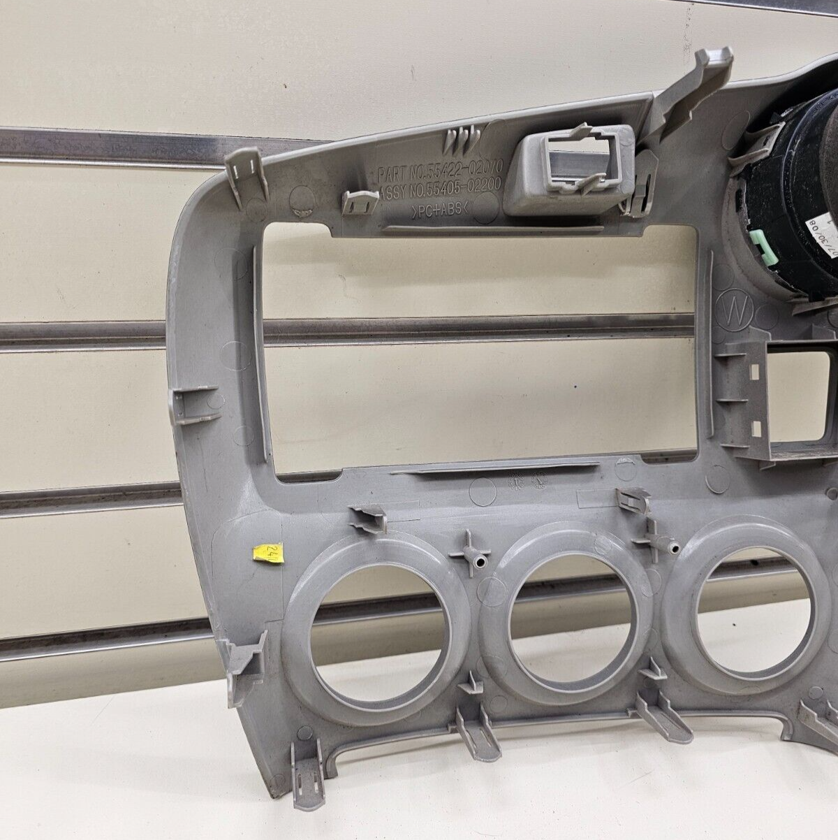 09-12 Toyota Matrix Pontiac Vibe Dash Center Stereo Radio Bezel Trim SILVER B61