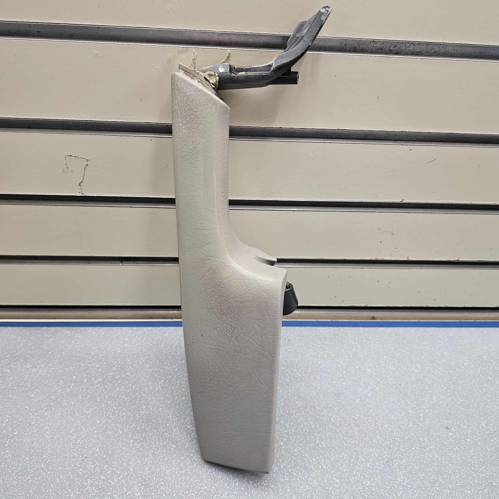 02-09 TRAILBLAZER Door Panel ARMREST Pull Handle RIGHT Passenger Light GRAY H4