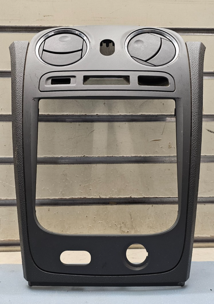 🔥06-11 Chevrolet HHR Center Dash AM FM Radio Trim Panel Stereo Display Gray B37