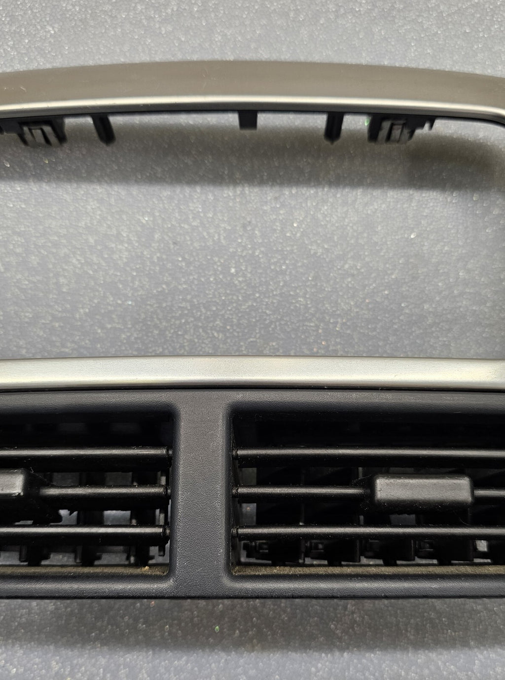 99-04 Jeep GRAND CHEROKEE Dash Center RADIO Bezel A/C Air Vent Trim SILVER B67