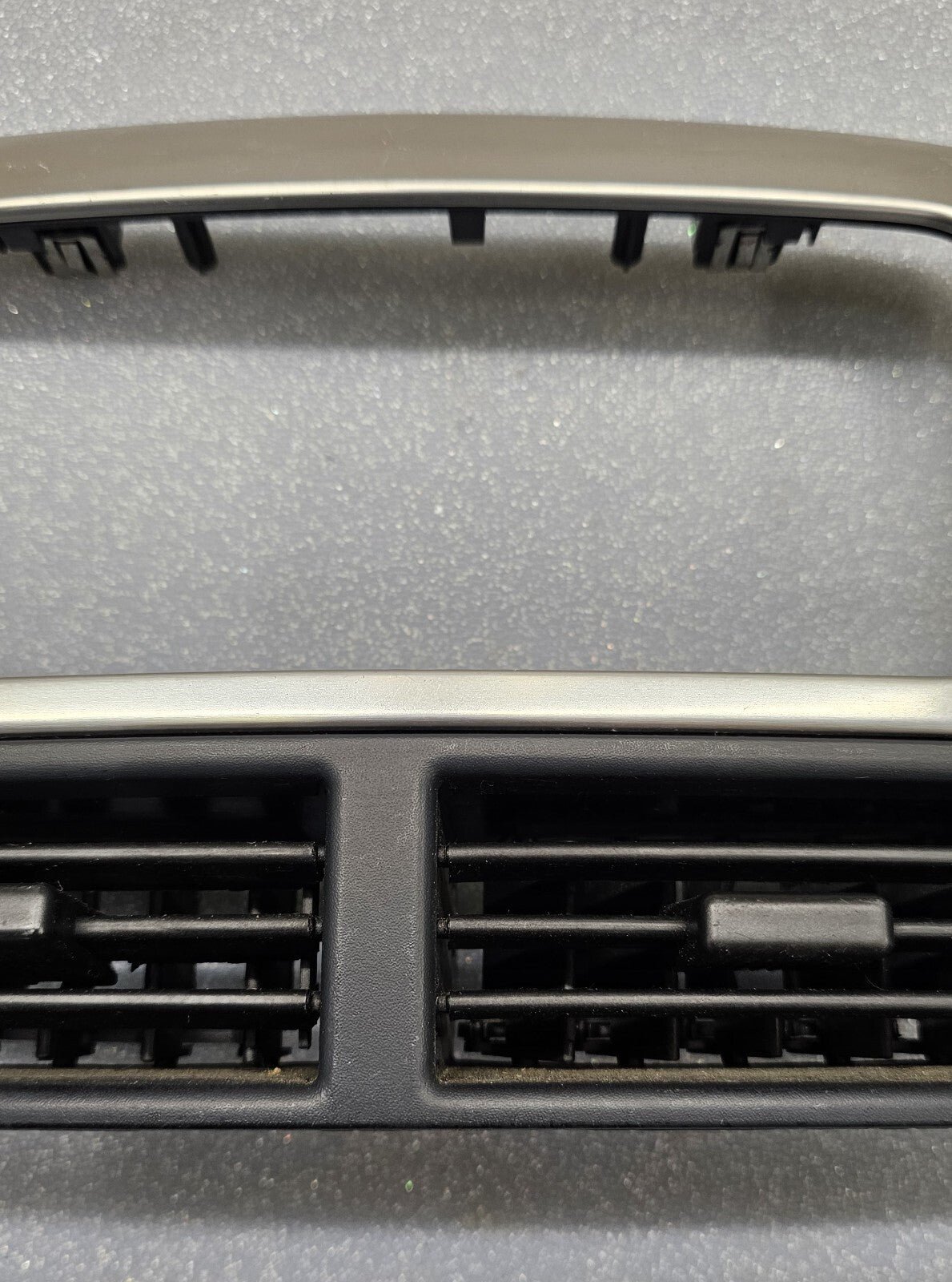 99-04 Jeep GRAND CHEROKEE Dash Center RADIO Bezel A/C Air Vent Trim SILVER B67