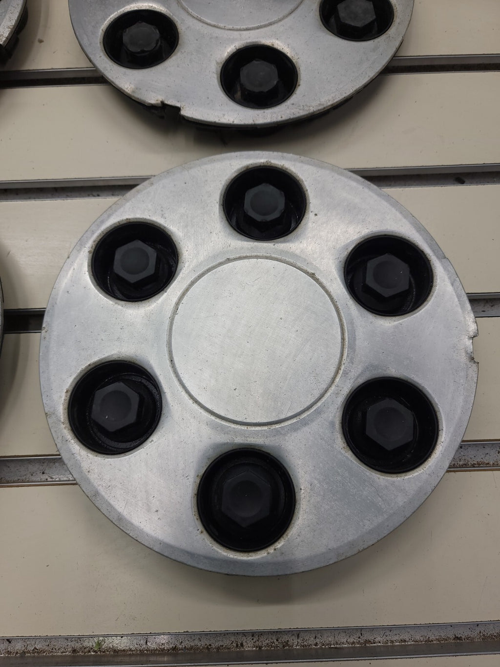 2003 -2007 Tahoe Avalanche Silverado 1500 OEM Wheel Center Cap no emblem