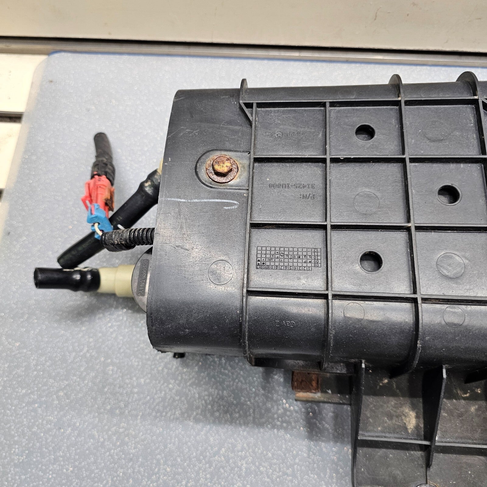 10-12 Santa Fe 11-13 Sorento FUEL VAPOR CHARCOAL EVAP EMMISION CANISTER ASSEMBLY