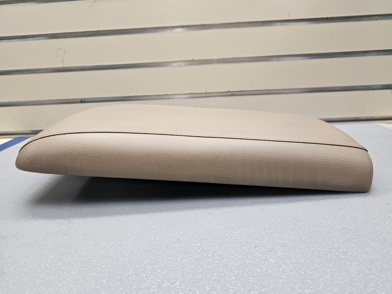 03-06 EXPEDITION Center Console Arm Rest Storage Cover Top Pad Lid Assembly Tan