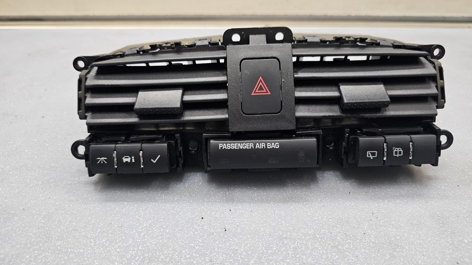 🔥07-09 CHEVROLET EQUINOX CENTER DASH A/C AIR VENT W/ HAZARD SWITCH BLACK OEM