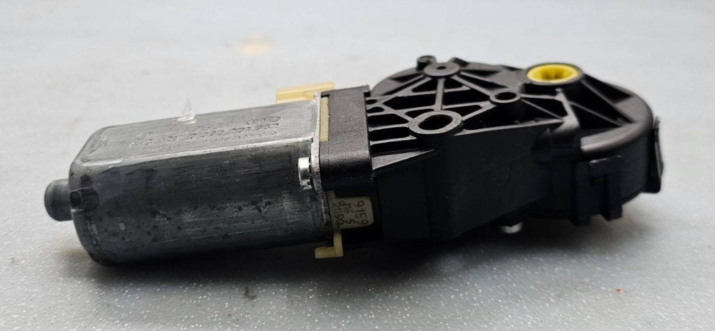04-15 Titan Armada Left driver seat adjustment motor Recline Regulator Assembly