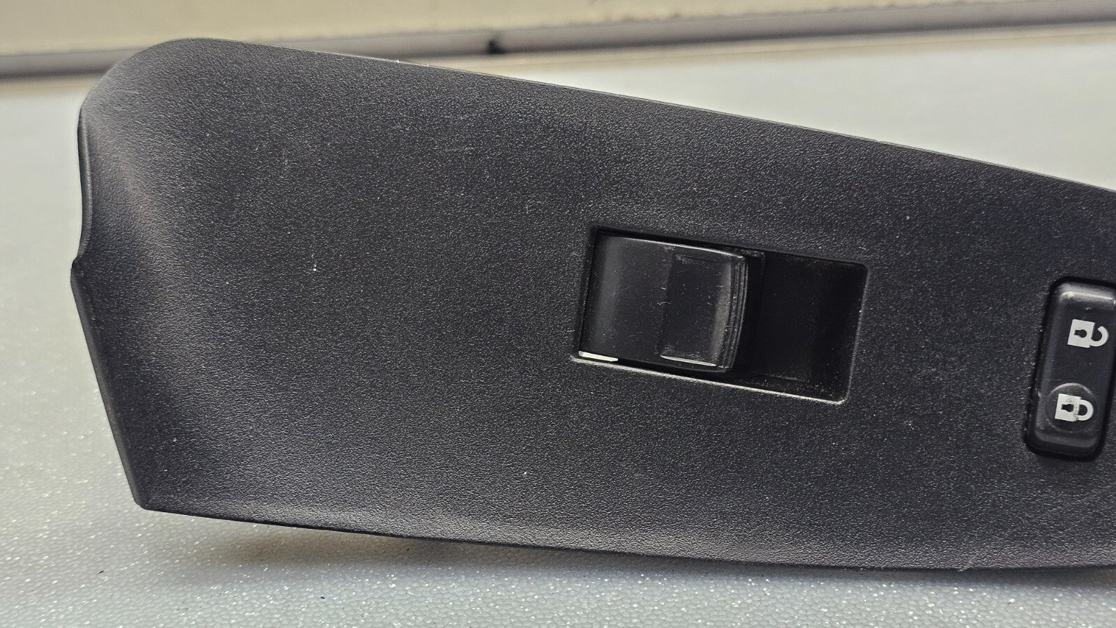 06-12 TOYOTA RAV4 RIGHT PASSENGER POWER WINDOW DOOR SWITCH BEZEL BLACK OEM WS43