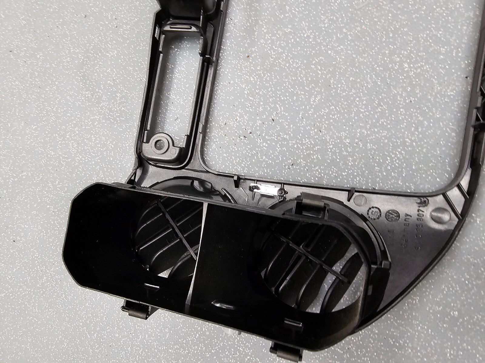 09-11 VW TIGUAN CENTER DASH RADIO SURROUND BEZEL TRIM PANEL CLIMATE CONTROL GRAY