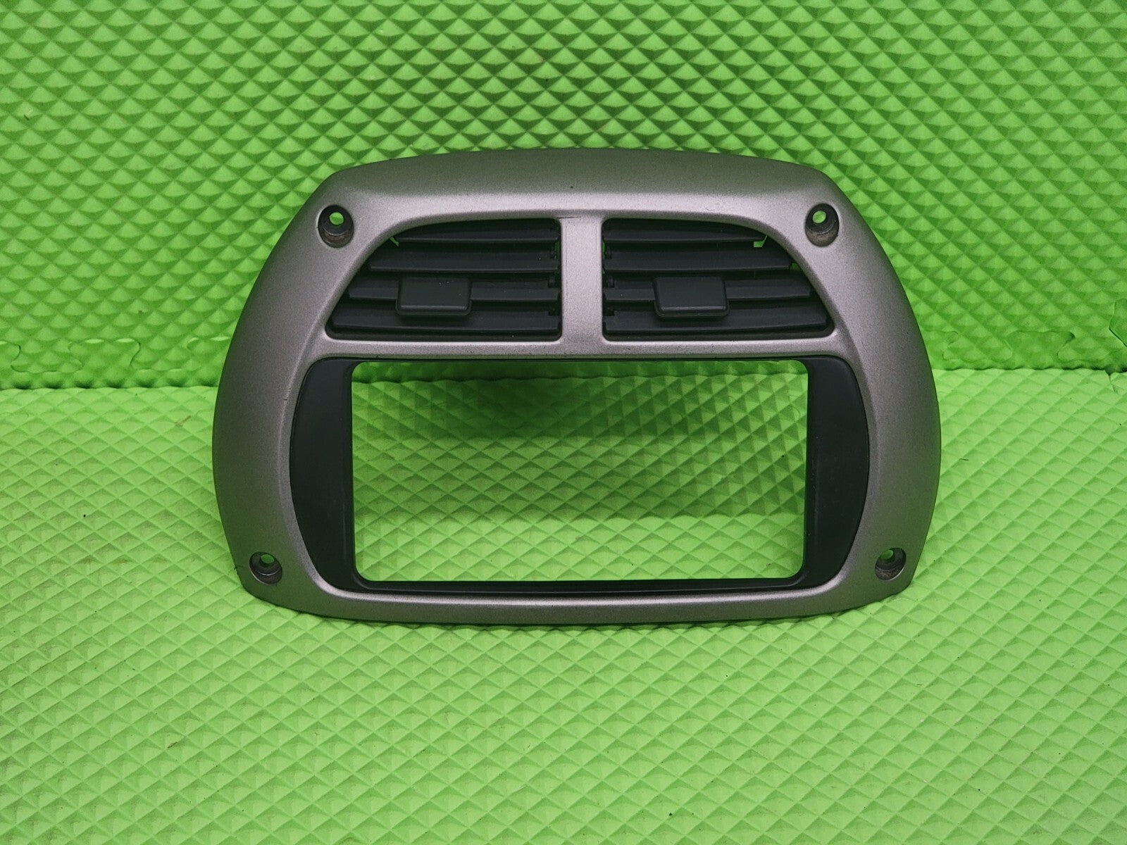 🔥2001-2003 Toyota Rav4 Center Dash Molding Trim Air Vents Radio Bezel gray B57