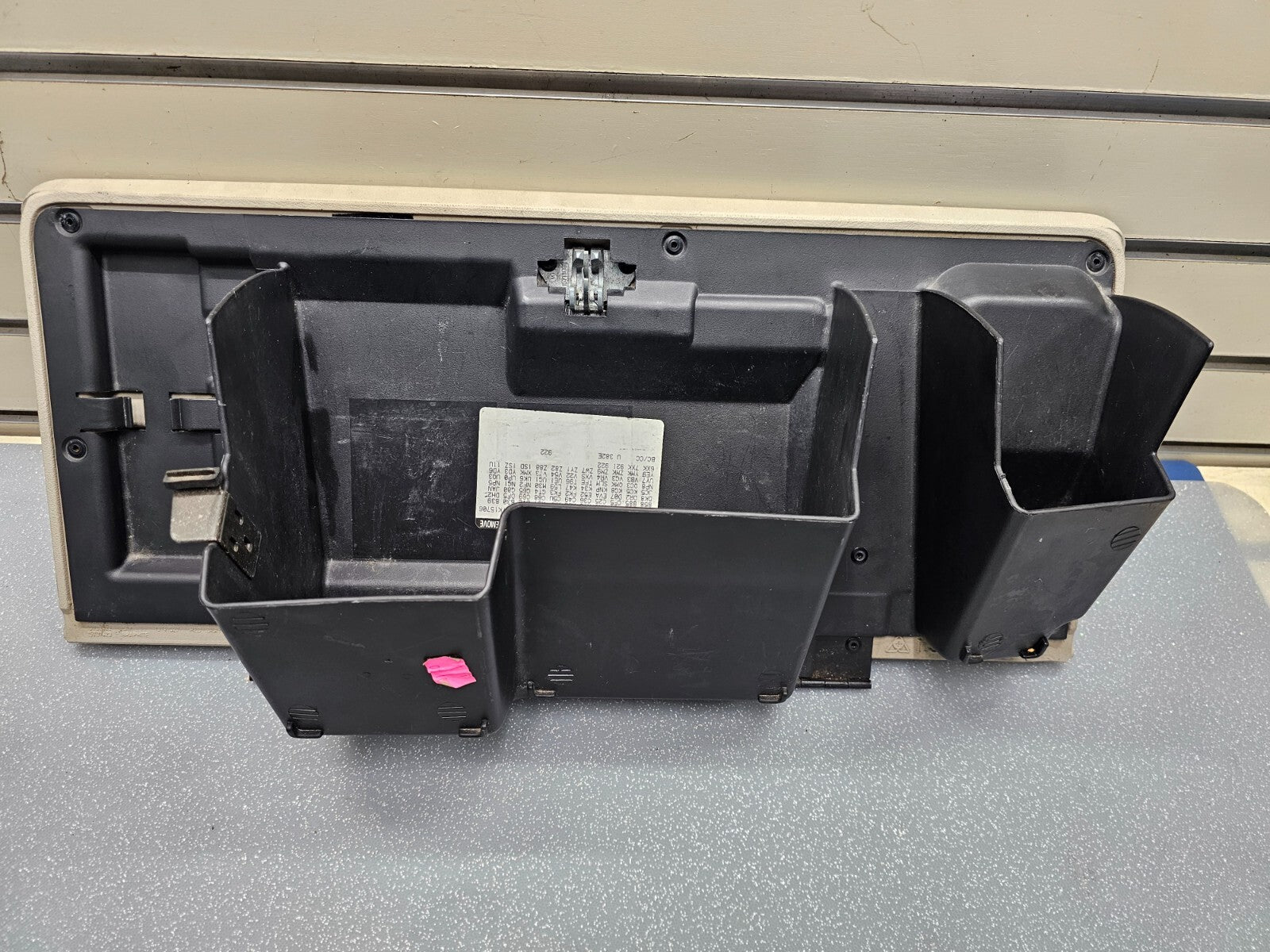 99-06 SILVERADO SIERRA Dash GLOVE BOX Storage Compartment Assembly Light TAN G3