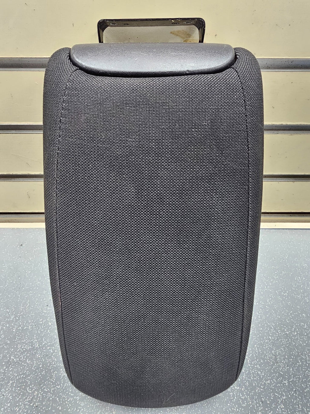 07-13 Outlander Arm Rest Center Console Lid Storage Top Pad Cover Assembly Black