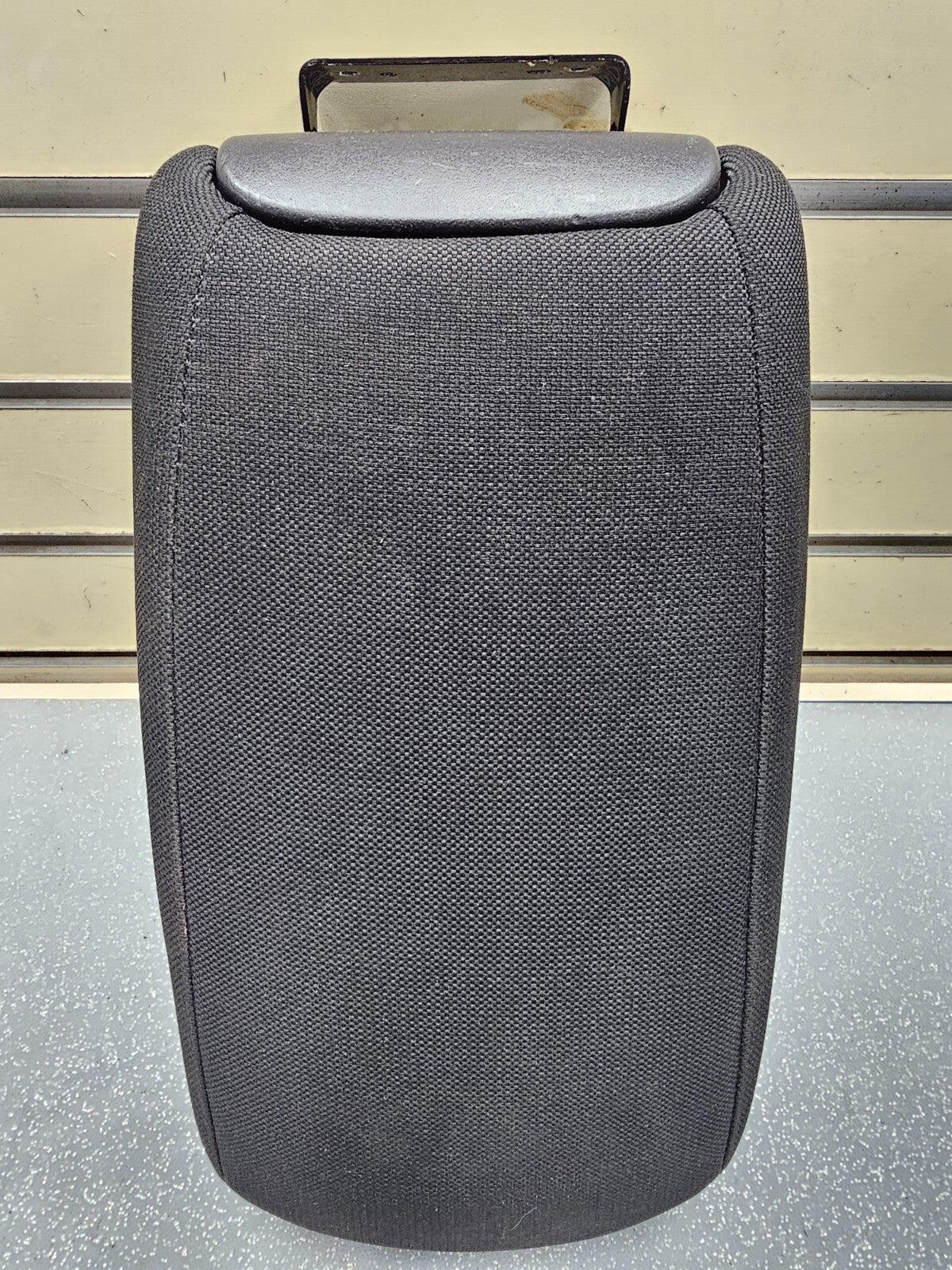 07-13 Outlander Arm Rest Center Console Lid Storage Top Pad Cover Assembly Black