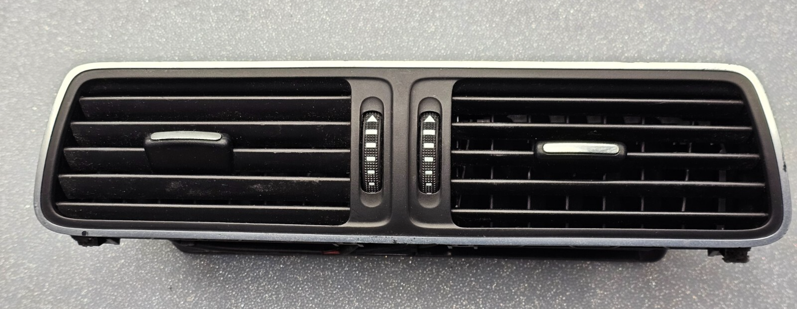09-15 Volkswagen VW CC PASSAT DASH CENTER AC AIR VENT GRILLE HEATER PANEL BLACK