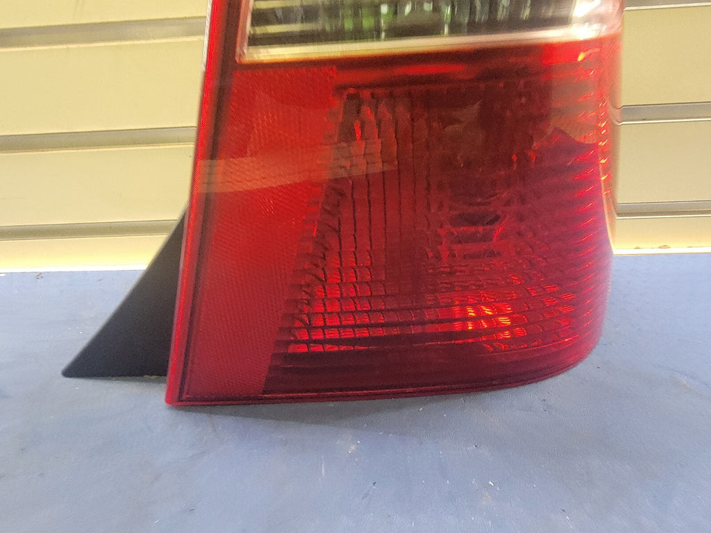 2005-2007 Ford Focus Tail Light Lamp Right Passenger Side Assembly Chrome