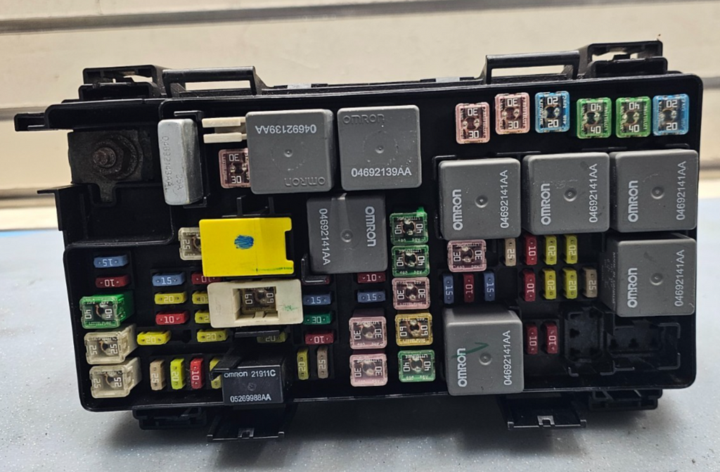 🔥08-09 Dodge Grand Caravan Journey Town Country Fuse box TIPM Power Module OEM