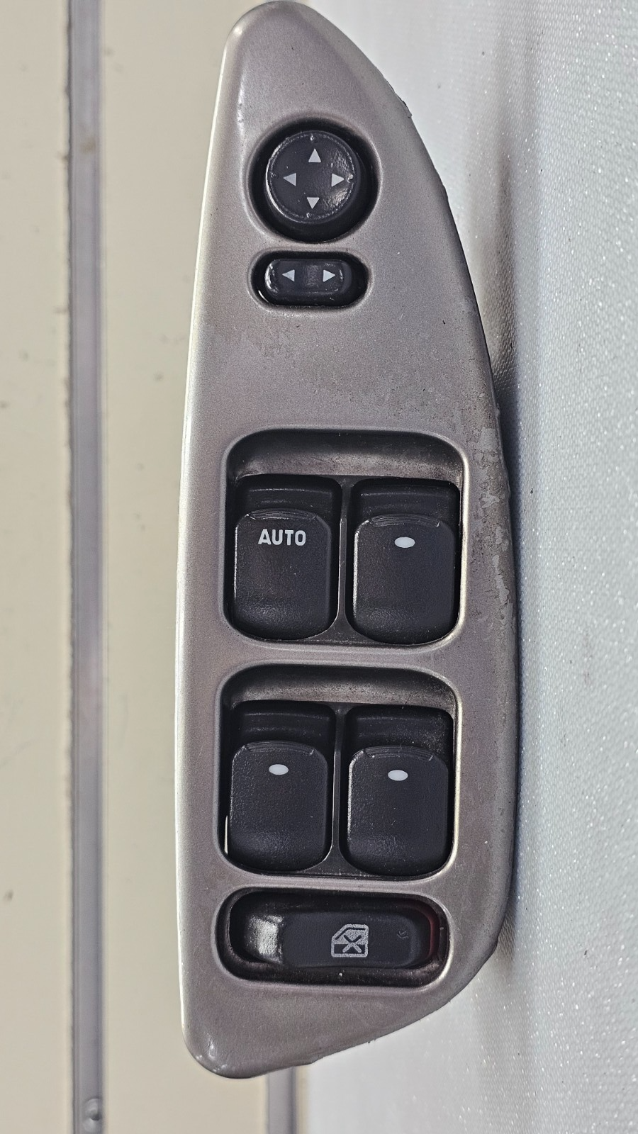 04-07 MALIBU LEFT DRIVER MASTER POWER WINDOW DOOR CONTROL SWITCH ASSEMBLY SILVER