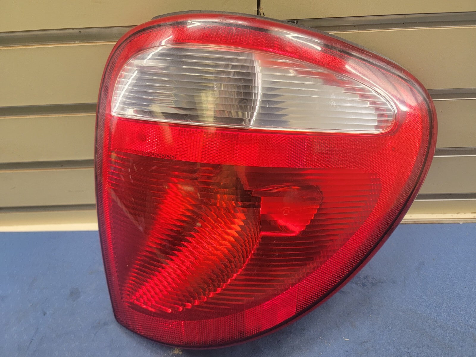 🔥04-07 chrysler Town Country Dodge Grand Caravan Passenger Taillight Assembly