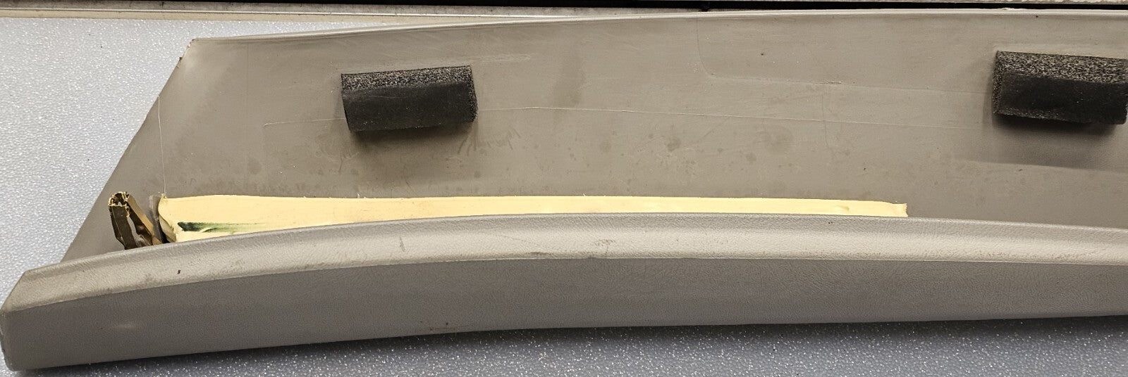 99-06 SILVERADO SIERRA Roof Molding A PILLAR Trim RIGHT Passenger LIGHT GRAY P3