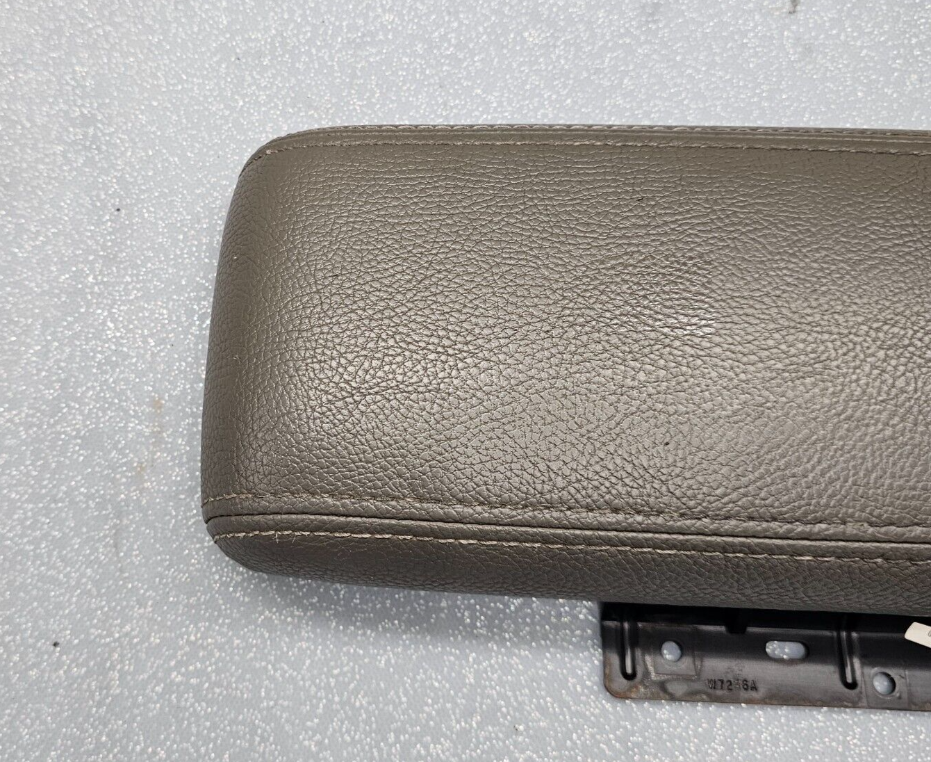 08-11 Dodge Dakota Center Console Lid Armrest Top Pad Leather Cover Assembly Tan