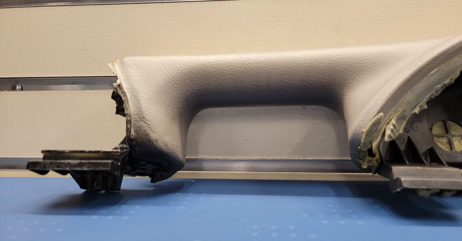 03-06 Silverado SIERRA TAHOE Door Panel ARMREST Front right Handle light gray H2