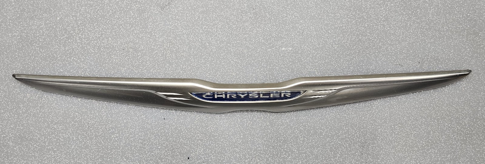 11-14 CHRYSLER 200 REAR TRUNK DECK DOOR EMBLEM BADGE LID NAMEPLATE LOGO MOLDING