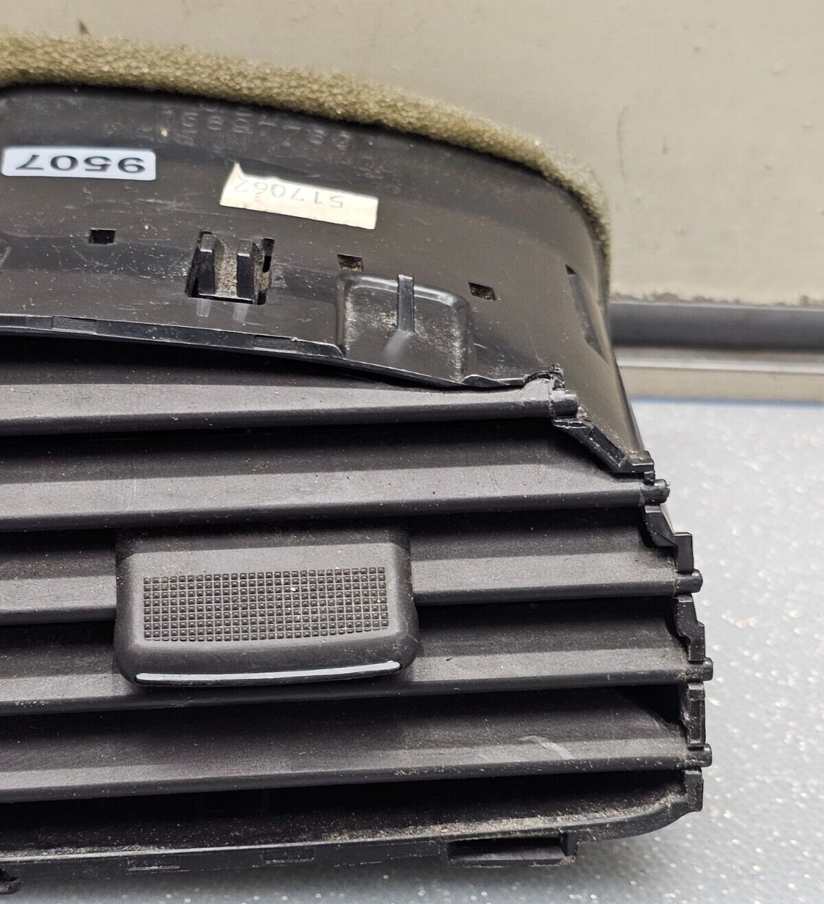 🔥07-13 Suburban TAHOE YUKON Dash A/C Air Vent Front Right Passenger Black VT16